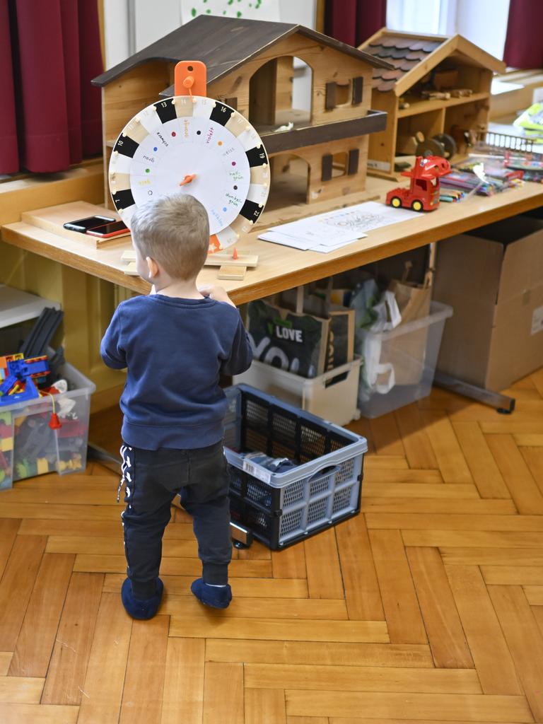 Ein ukrainischen Flüchtlingskind von hinten in einem Raum voller Spielsachen. (Symbolbild) 