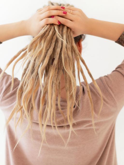 Aufnahmer einer weißen Frau von hinten mit einer Dreadlocks-Frisur