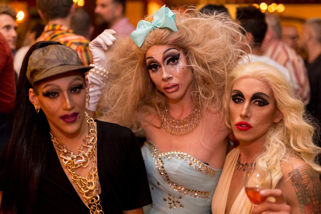 Dani T, Trash und Maebe A. Girl posieren für die Kamera bei einer Gala in Los Angeles im Jahr 2016.