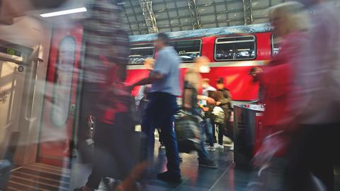 Viele Menschen steigen auf dem Bahnsteig in einen Zug. Es herrscht Gedränge.