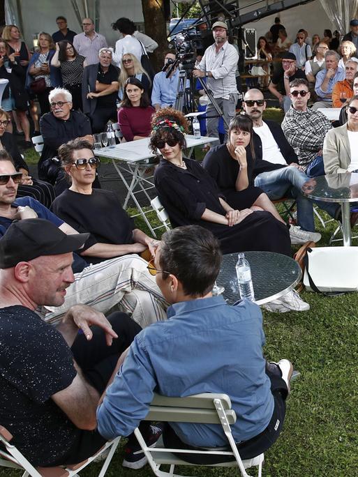 Teilnehmer sitzen bei der Eröffnung der "48. Tage der deutschsprachigen Literatur" in Klagenfurt vor dem Publikum.