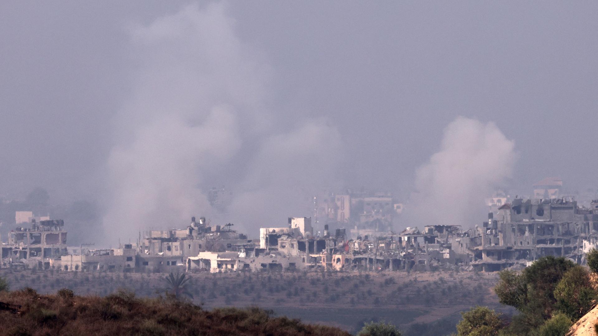Rauch von Raketenangriffen steigt an der Grenze zum Gazastreifen auf.