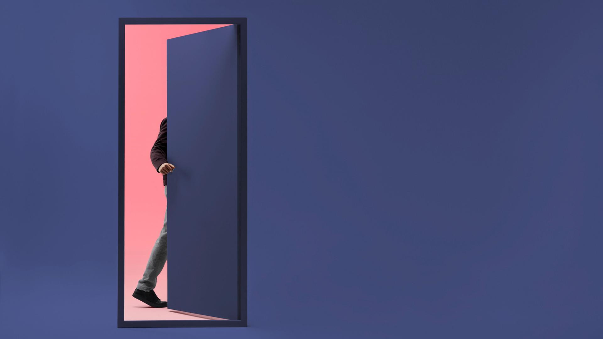 Illustration einer Tür vor violettem Hintergrund, hinter der ein Mann halb in Vorschein tritt.