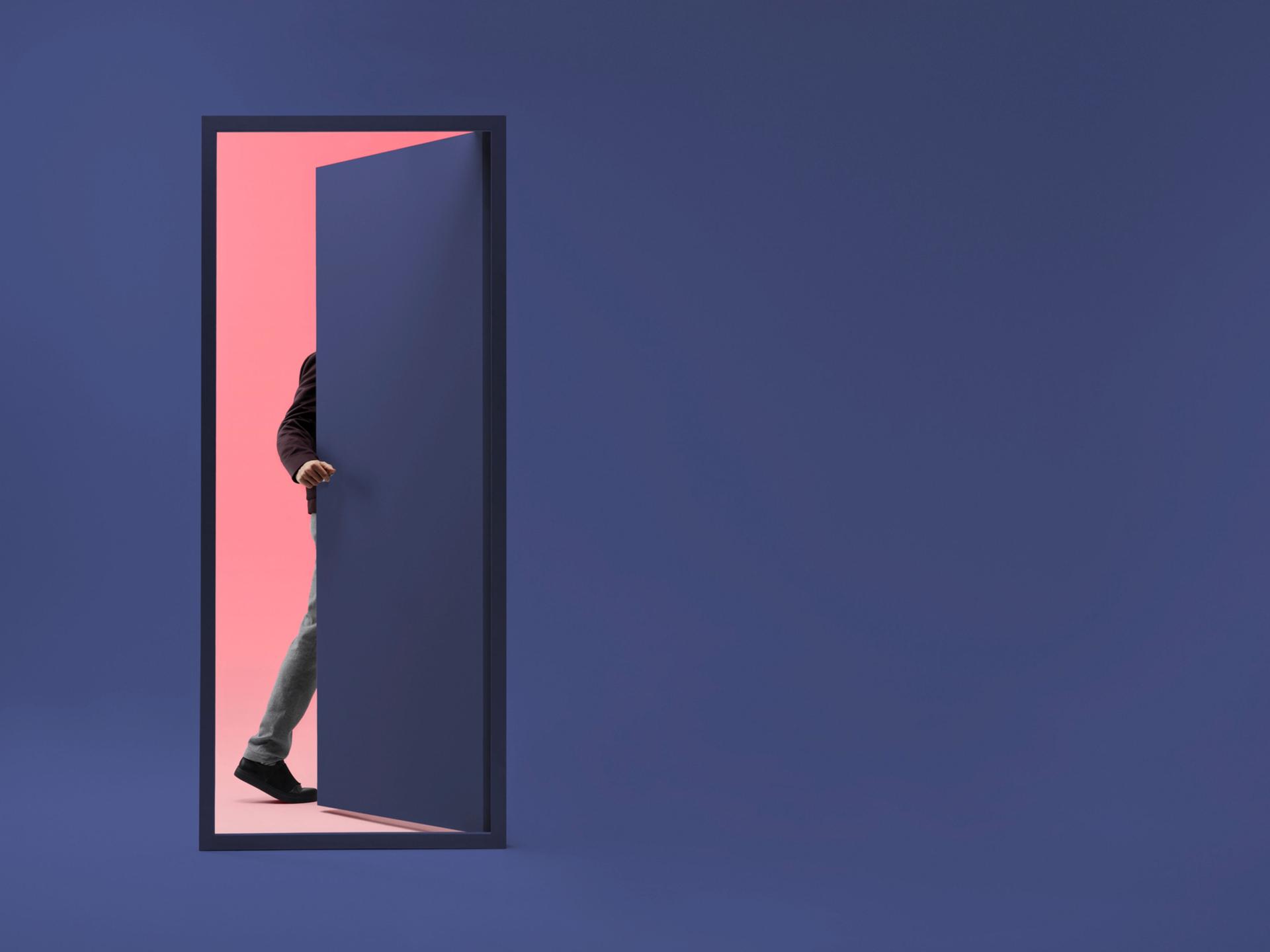 Illustration einer Tür vor violettem Hintergrund, hinter der ein Mann halb in Vorschein tritt.