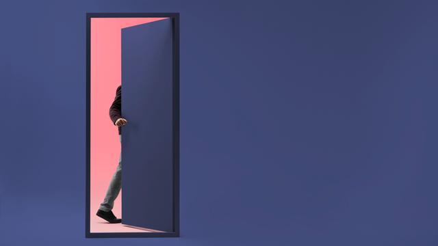 Illustration einer Tür vor violettem Hintergrund, hinter der ein Mann halb in Vorschein tritt.