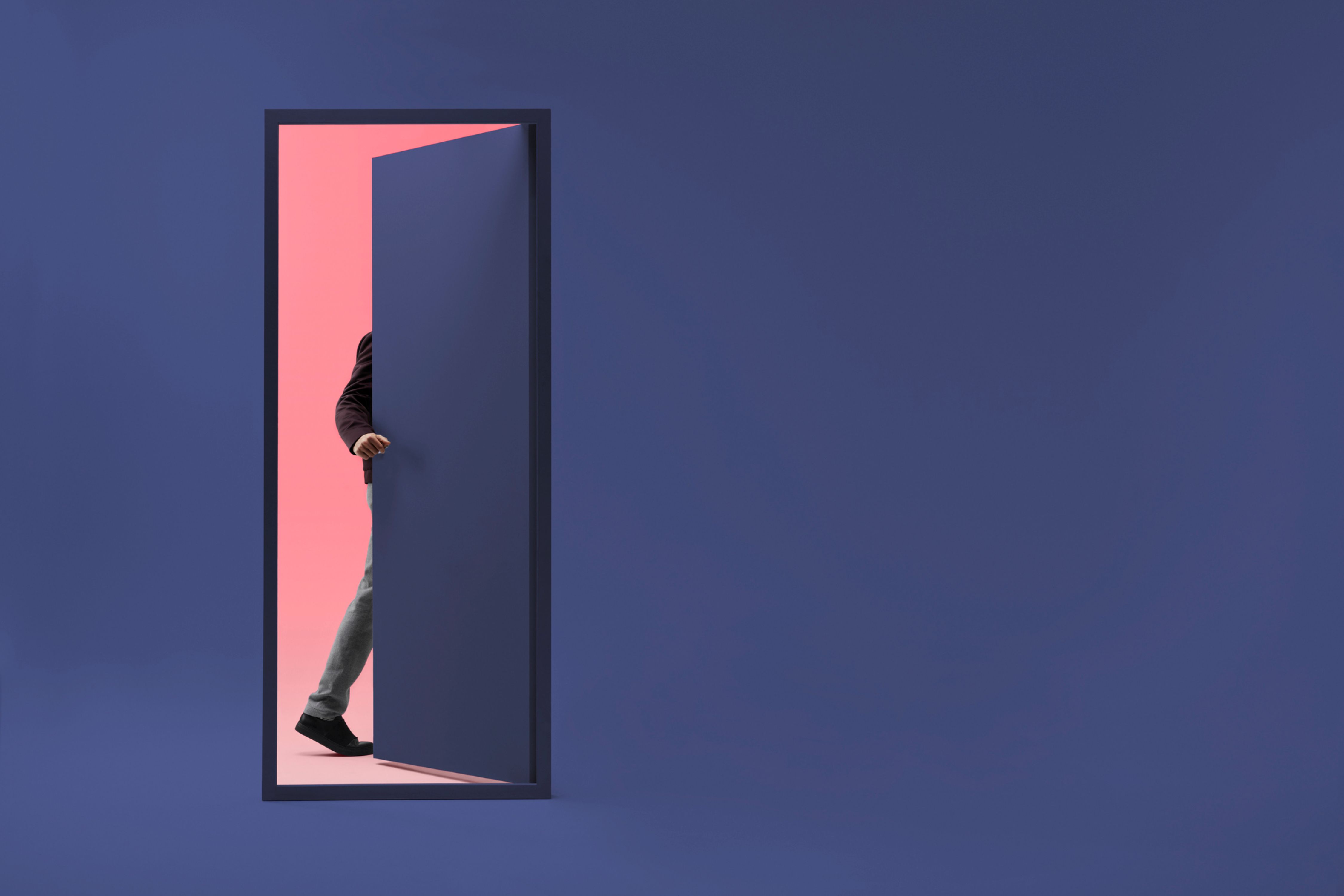 Illustration einer Tür vor violettem Hintergrund, hinter der ein Mann halb in Vorschein tritt. Illustration einer Tür vor violettem Hintergrund, hinter der ein Mann halb in Vorschein tritt.