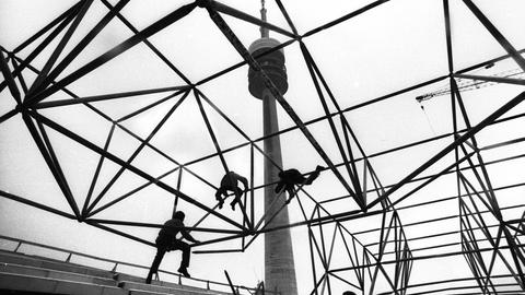 Bauarbeiter setzten eine Dachkonstruktion für die Olympischen Spiele 1972 zusammen.
