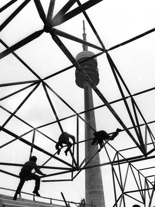 Bauarbeiter setzten eine Dachkonstruktion für die Olympischen Spiele 1972 zusammen.