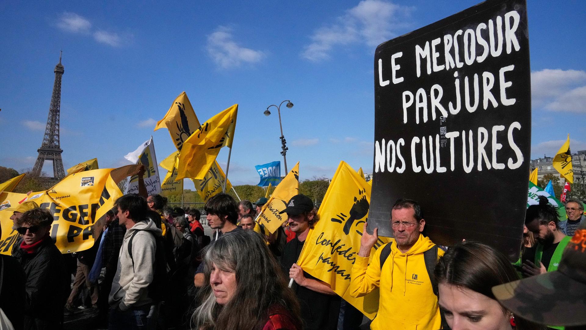 Französische Landwirte protestieren mit Treckern und Plakaten vor dem Eiffelturm. Französische Landwirte protestieren mit Treckern und Plakaten vor dem Eiffelturm.