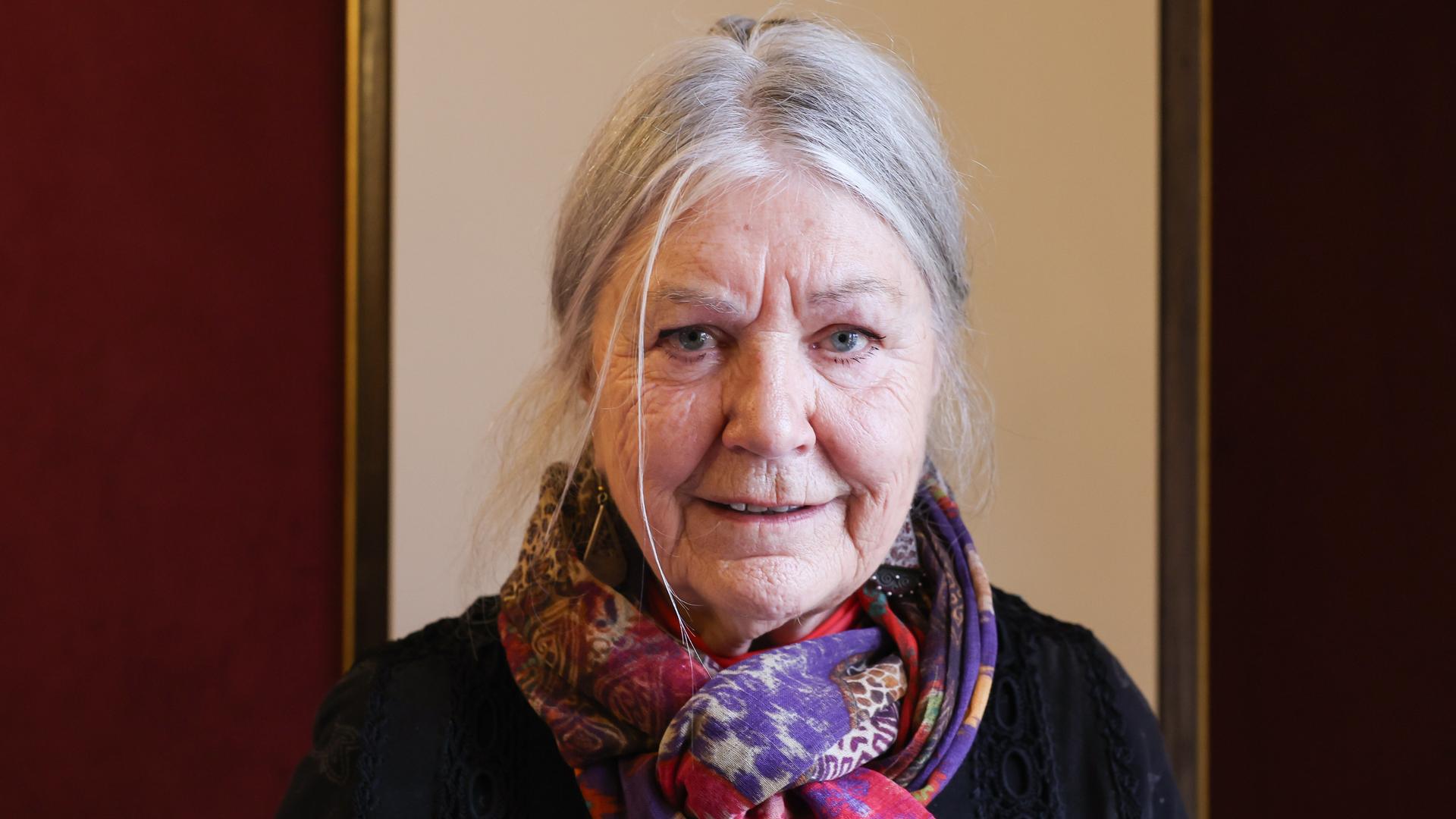 Helga Schubert blickt in die Kamera.