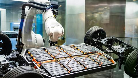 Ein Hightech-Roboterarm montiert Batteriekomponenten für ein Elektroauto.