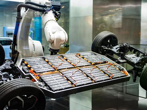 Ein Hightech-Roboterarm montiert Batteriekomponenten für ein Elektroauto.