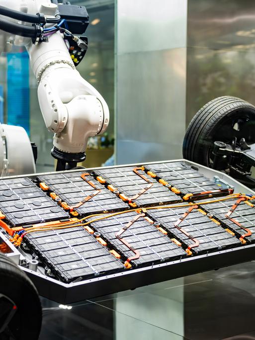 Ein Hightech-Roboterarm montiert Batteriekomponenten für ein Elektroauto.