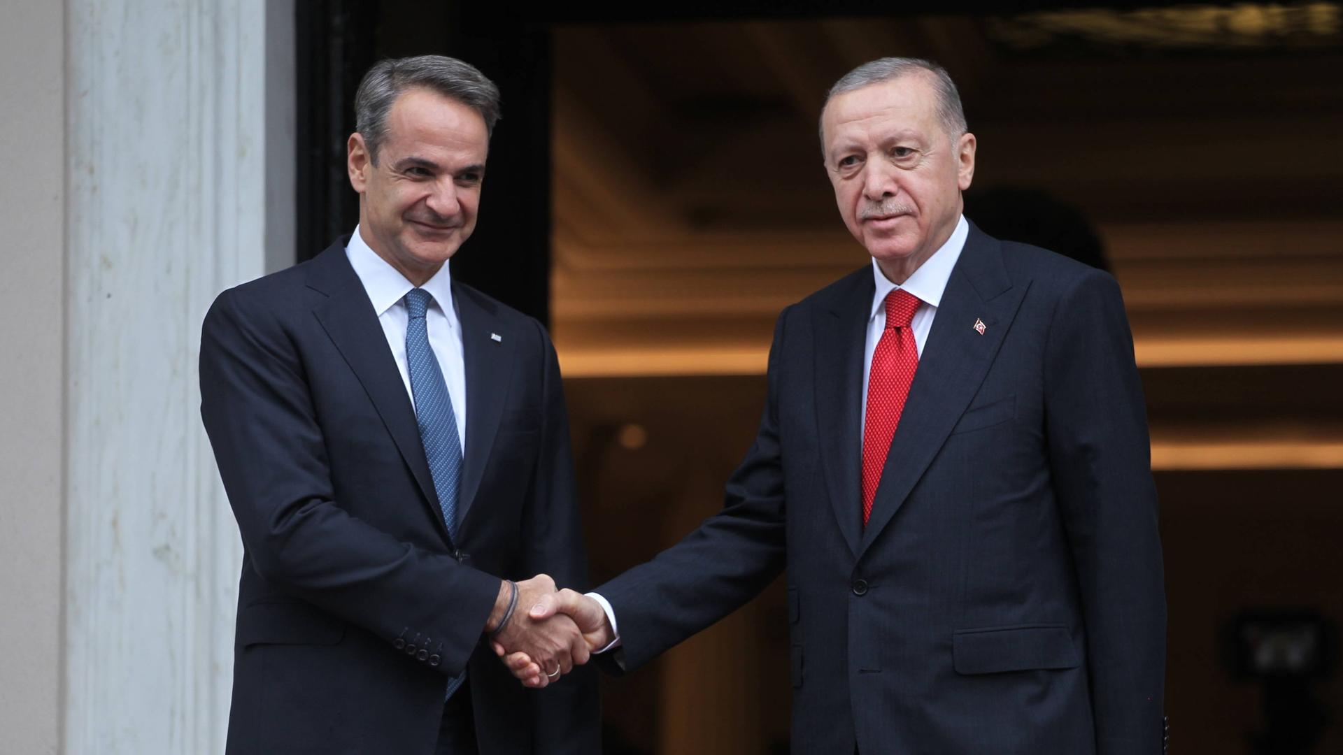 Der griechische Ministerpräsident Mitsotakis und der türkische Präsident Erdogan schütteln sich die Hände.