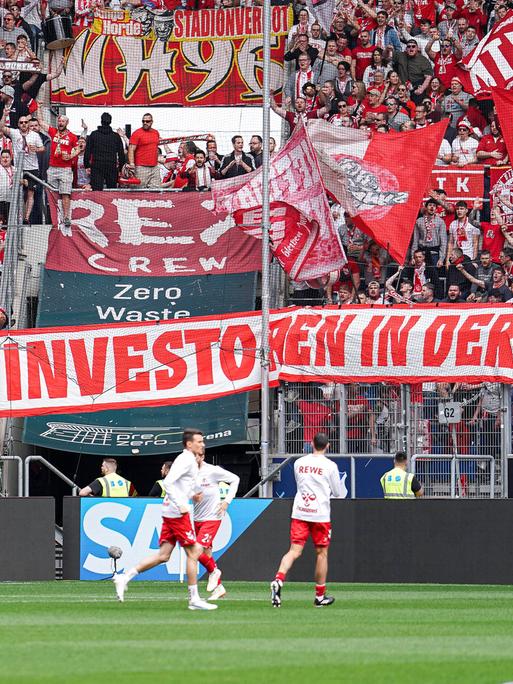 Kritik an den Plänen der DFL: Die mitgereisten Ultras vom 1. FC Köln zeigten beim Spiel gegen Hoffenheim einen Banner mit der Aufschrift: Nein zu Investoren in der DFL.