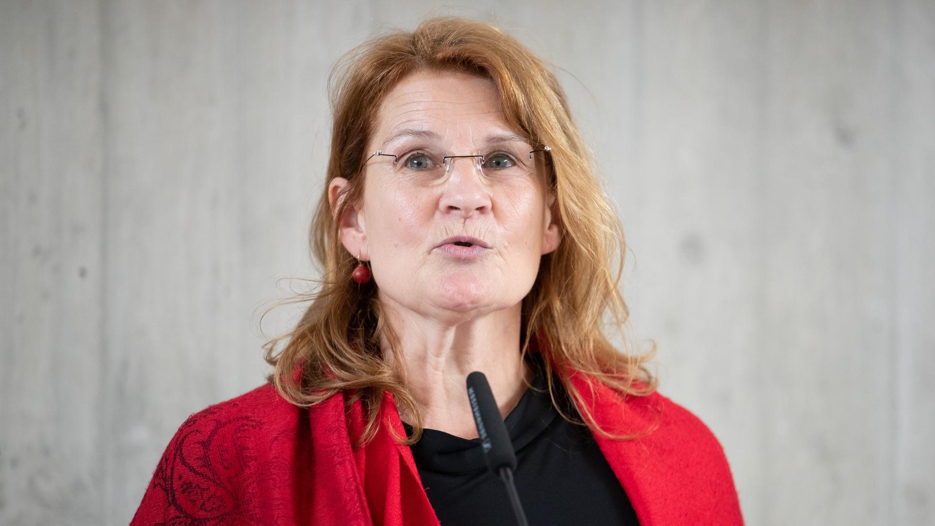 Claudia Hornberg, Vorsitzende des Sachverständigenrats für Umweltfragen der Bundesregierung, spricht in ein Mikrofon. 
