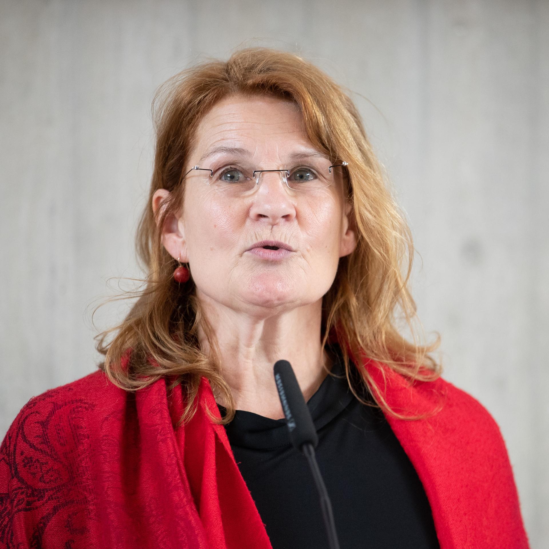 Claudia Hornberg, Vorsitzende des Sachverständigenrats für Umweltfragen der Bundesregierung, spricht in ein Mikrofon. 