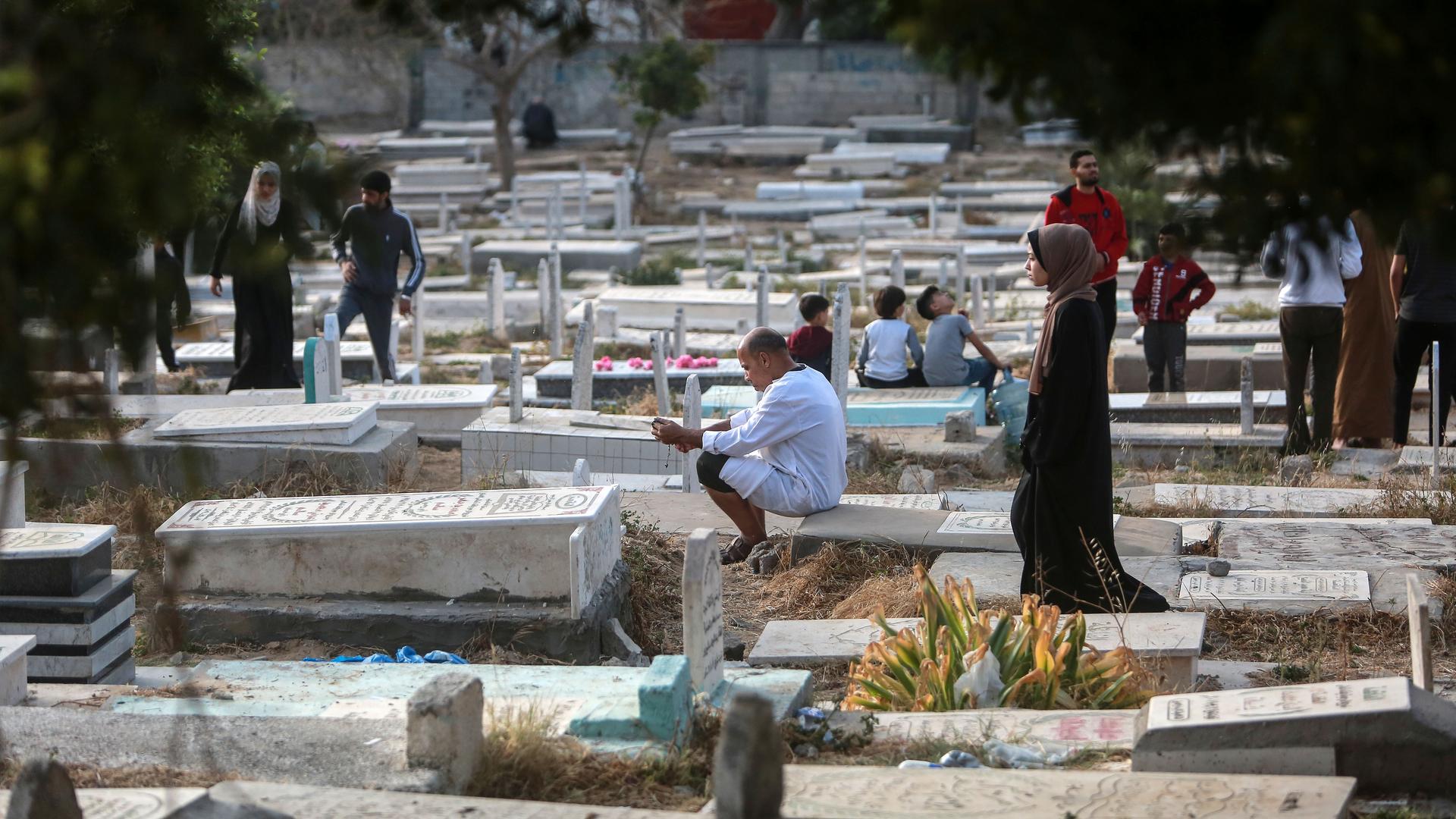 Angehörige trauern um ihre Toten auf einem Friedhof in Gaza. 