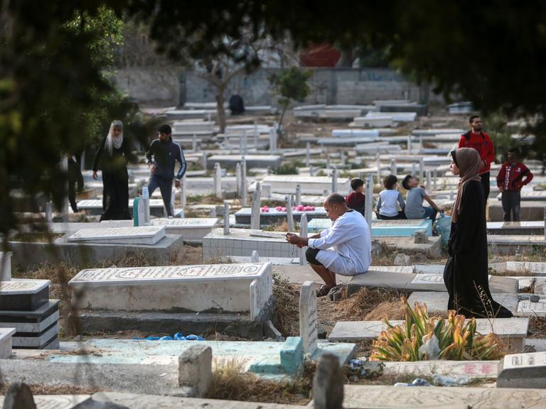 Angehörige trauern um ihre Toten auf einem Friedhof in Gaza. 