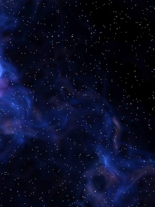 Mystisch anmutender Sternenhimmel mit violettblauen Schlierenwolken davor.