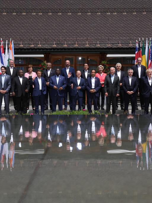 Bundeskanzler Olaf Scholz (M) winkt während des G7-Gipfels beim Familienfoto mit den Outreach-Gästen. Bei den Beratungen mit den fünf Gastländern Indien, Indonesien, Südafrika, Senegal und Argentinien soll es um die Themen Klimaschutz und die weltweite Ernährungskrise infolge des Ukraine-Kriegs gehen.