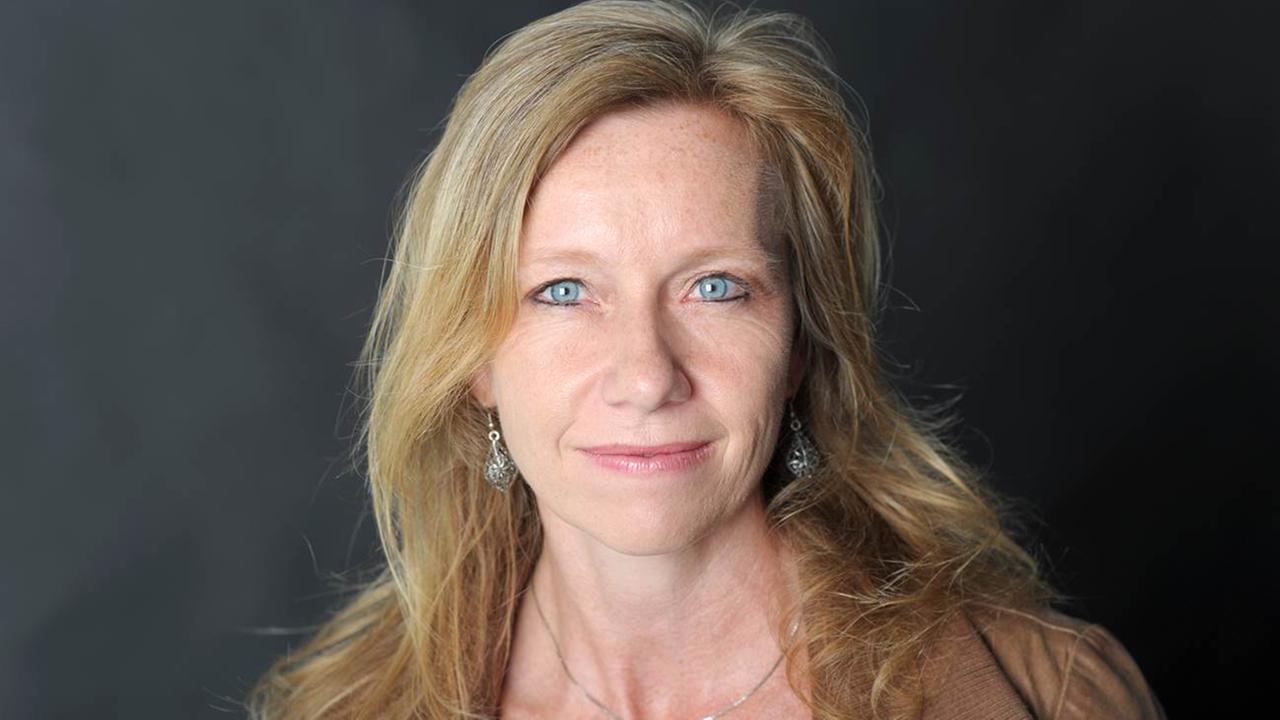 Die Autorin Christine Brand lächelt auf einem Porträt ruhig in die Kamera. Die Autorin Christine Brand lächelt auf einem Porträt ruhig in die Kamera.