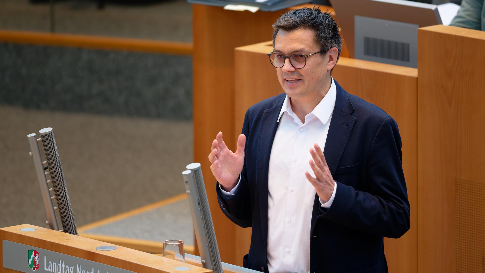 Der Abgeordnete Alexander Vogt (SPD) spricht bei einer Plenarsitzung im Landtag von Nordrhein-Westfalen zur Verkehrssituation. Der Abgeordnete Alexander Vogt (SPD) spricht bei einer Plenarsitzung im Landtag von Nordrhein-Westfalen zur Verkehrssituation.