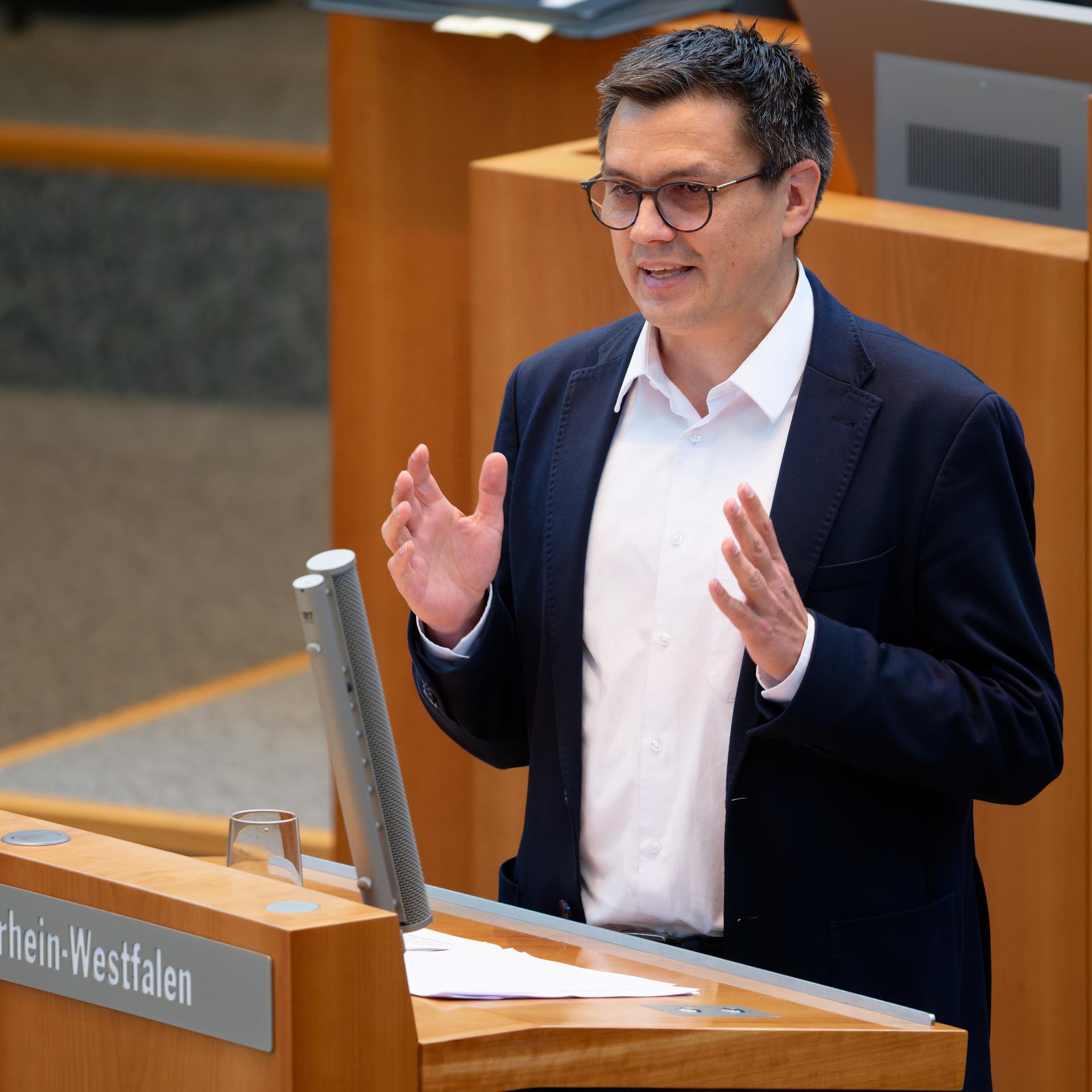 Der Abgeordnete Alexander Vogt (SPD) spricht bei einer Plenarsitzung im Landtag von Nordrhein-Westfalen zur Verkehrssituation.