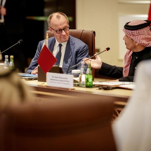 Doha: Bundeskanzler Friedrich Merz (CDU) wird vom Premier- und Außenminister des Staates Katar, Scheich Mohammed bin Abdulrahman bin Jassim Al-Thani, zu einem Gespräch mit der Wirtschaftsdelegation empfangen.