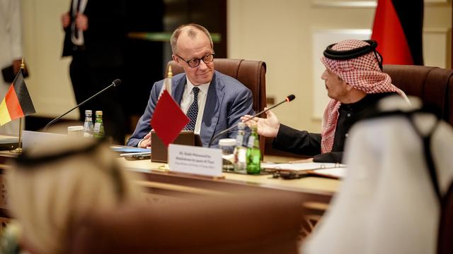 Doha: Bundeskanzler Friedrich Merz (CDU) wird vom Premier- und Außenminister des Staates Katar, Scheich Mohammed bin Abdulrahman bin Jassim Al-Thani, zu einem Gespräch mit der Wirtschaftsdelegation empfangen.