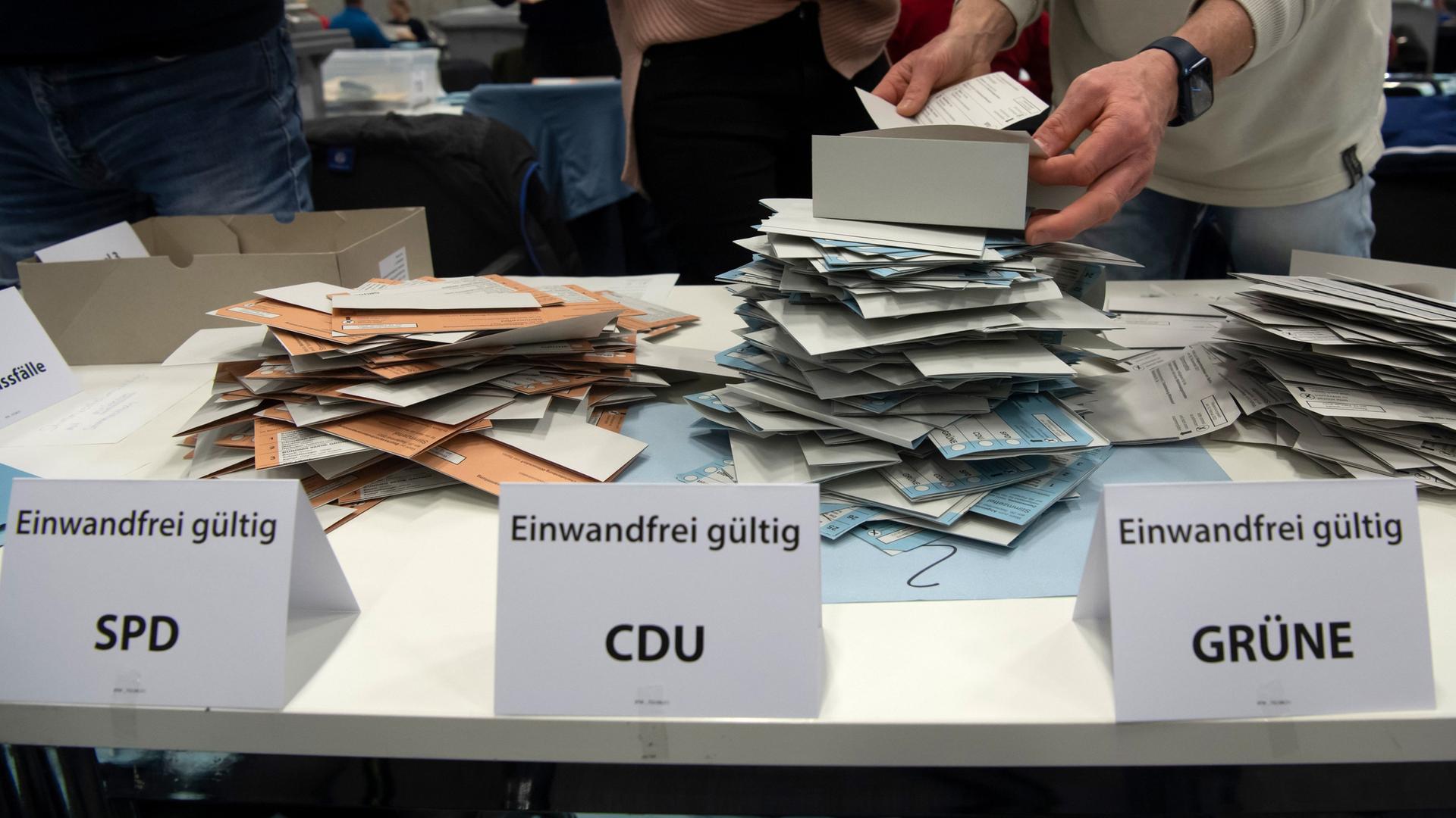 Wahlhelfer sichten nach der wiederholten Wahl die Stimmzettel der Briefwähler. Wahlhelfer sichten nach der wiederholten Wahl die Stimmzettel der Briefwähler.