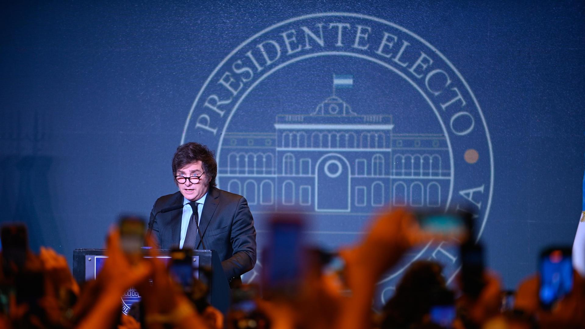 Javier Milei, Präsidentschaftskandidat der libertären Partei La Libertad Avanza, spricht in der Wahlkampfzentrale nach seinem Sieg bei der Stichwahl.
