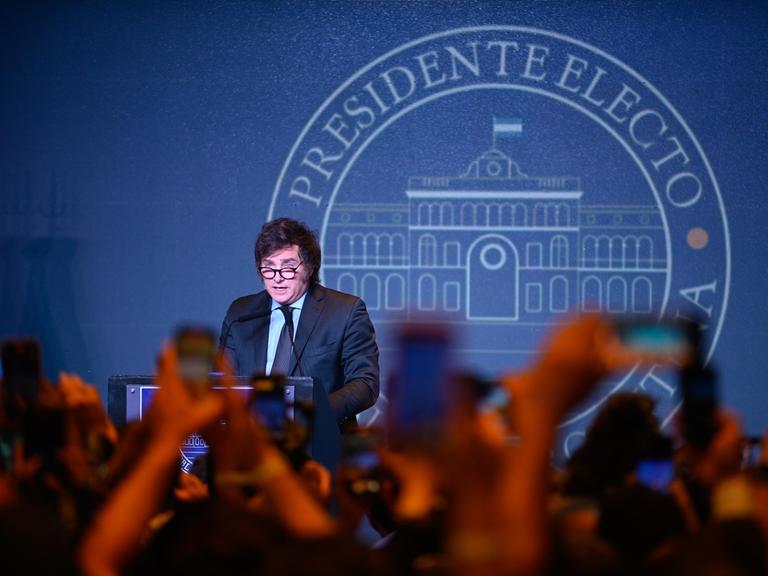 Javier Milei, Präsidentschaftskandidat der libertären Partei La Libertad Avanza, spricht in der Wahlkampfzentrale nach seinem Sieg bei der Stichwahl.