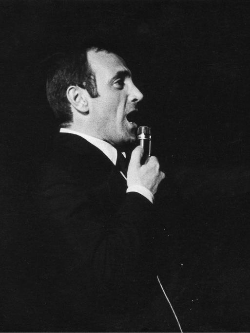 Der armenisch-französische Musiker Charles Aznavour bei einem Konzert um 1970