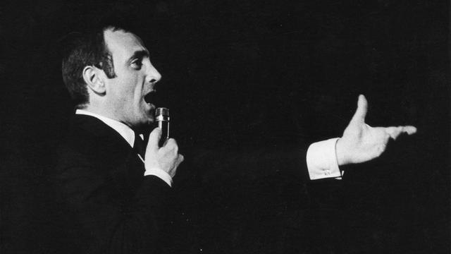 Der armenisch-französische Musiker Charles Aznavour bei einem Konzert um 1970