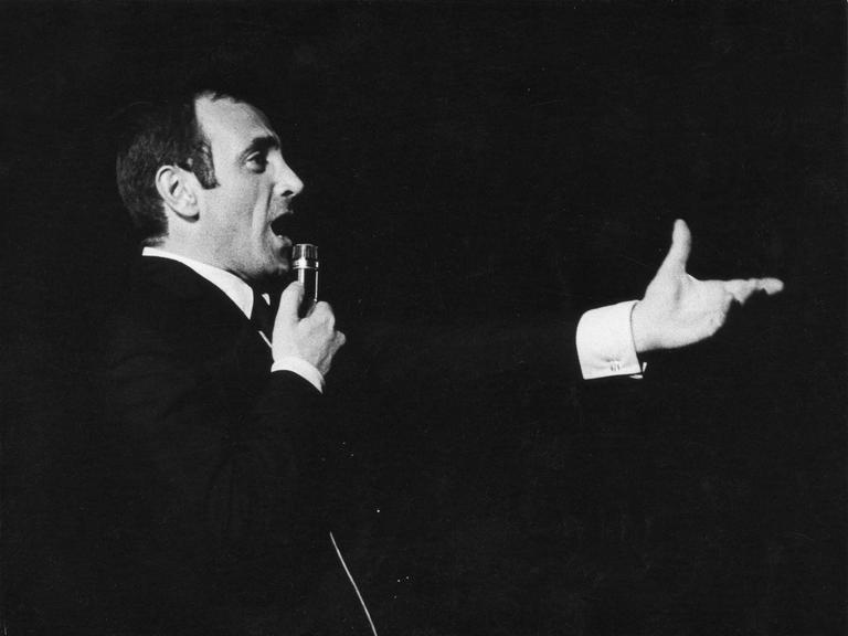 Der armenisch-französische Musiker Charles Aznavour bei einem Konzert um 1970