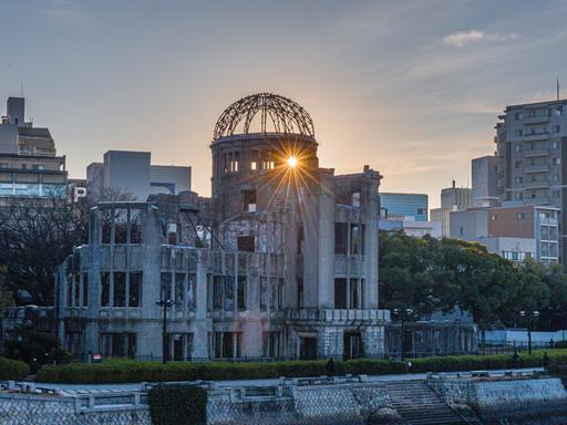 Ein Sonnenstrahl fällt durch das Dach des Atomic Bomb Dome in Hiroshima.