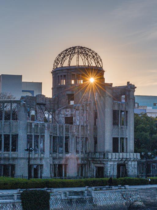 Ein Sonnenstrahl fällt durch das Dach des Atomic Bomb Dome in Hiroshima.