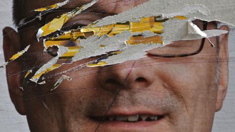 Nahaufnahme eines beschädigten Wahlplakates am Platz der Demokratie in Weimar.