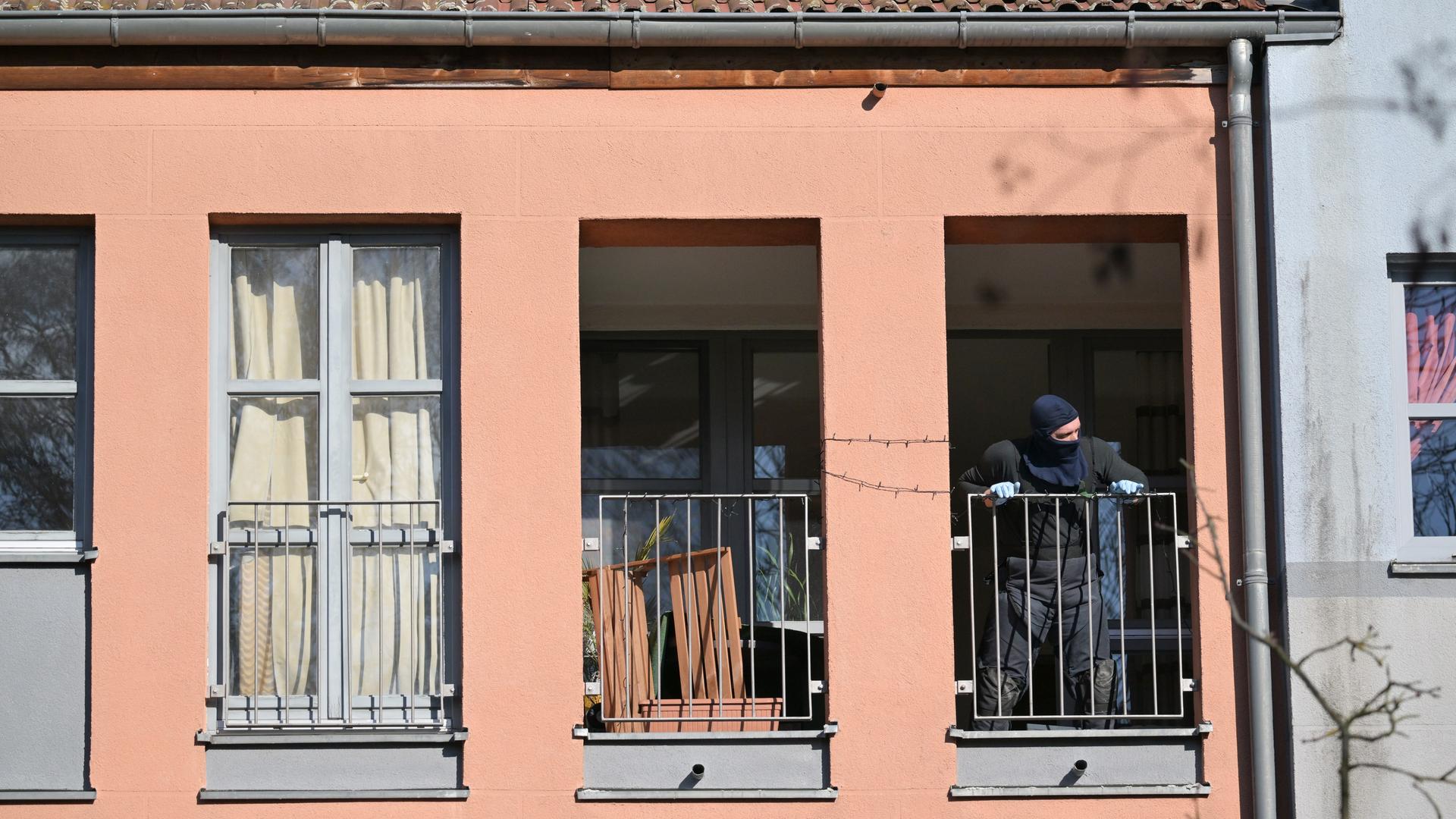 Die Polizei durchsucht wegen eines möglichen Sprengstofffunds eine Wohnung in einem Mehrfamilienhaus. 