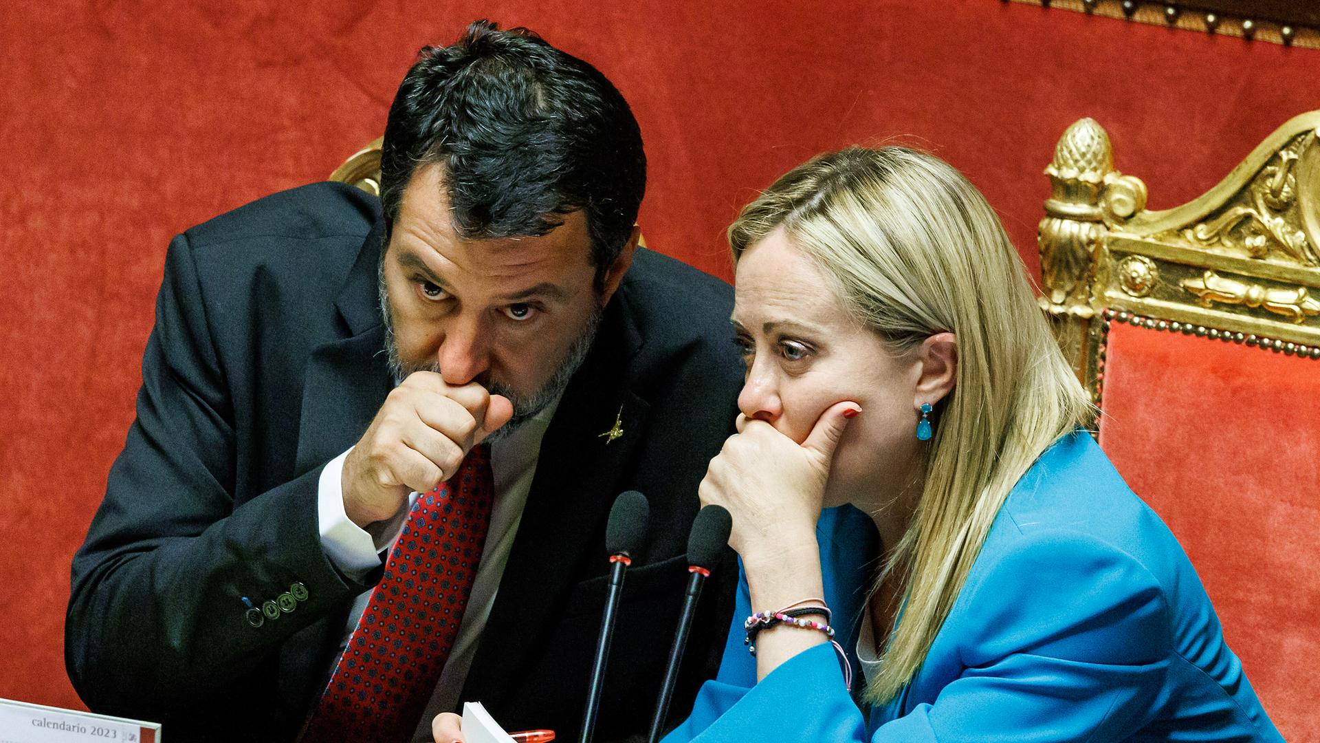 Ministerpräsidentin Meloni und Vize-Regierungschef Salvini betraten sich im italienischen Parlament.