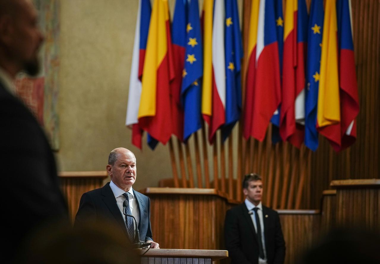 Prag: Bundeskanzler Olaf Scholz (SPD) Scholz hält an der Karls-Universität eine Rede mit einer europapolitischen Standortbestimmung. Im Hintergrund die Fahnen der Mitgliedsländer der EU.