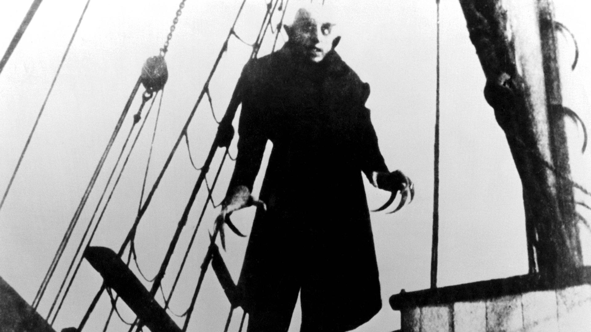 Schwarz-weiß-Bild des Films "Nosferatu", es zeigt einen Vampir mit langen Fingernägeln.