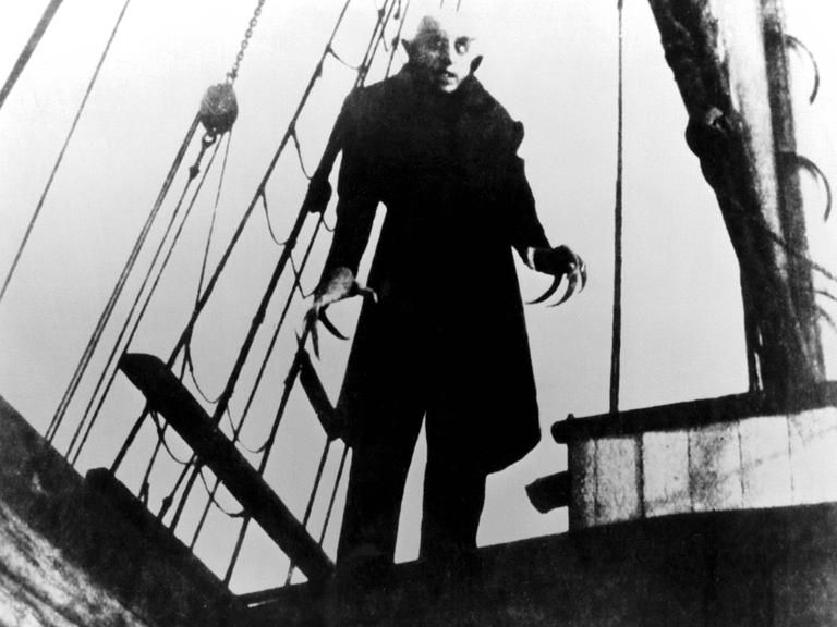 Schwarz-weiß-Bild des Films "Nosferatu", es zeigt einen Vampir mit langen Fingernägeln.