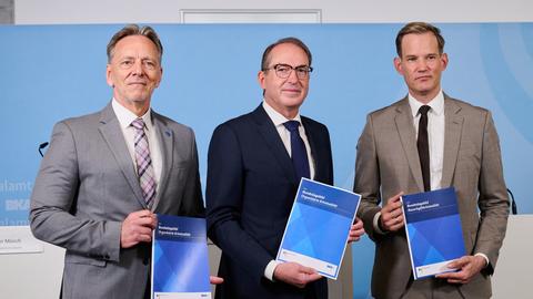 Der Präsident von dem Bundes-Kriminal-Amt Münch, Bundes-Innen-Minister Dobrindt und der Bundes-Drogen-Beauftragte Streeck halten Berichte in den Händen.