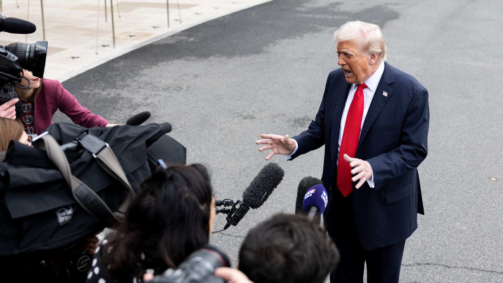 September 16, 2025, Washington, District Of Columbia, United States: U.S. President Donald Trump speaks to members of the press as he daparts the White House en route to the United Kingdom on September 16, 2025 in Washington D.C. September 16, 2025, Washington, District Of Columbia, United States: U.S. President Donald Trump speaks to members of the press as he daparts the White House en route to the United Kingdom on September 16, 2025 in Washington D.C.