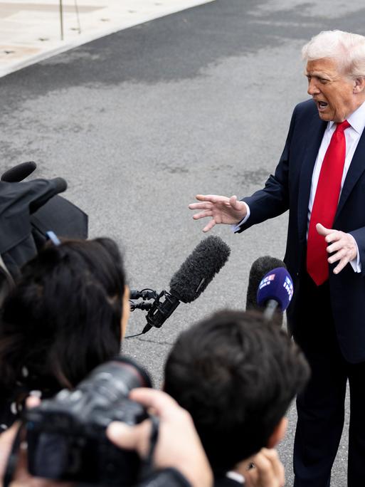 September 16, 2025, Washington, District Of Columbia, United States: U.S. President Donald Trump speaks to members of the press as he daparts the White House en route to the United Kingdom on September 16, 2025 in Washington D.C. September 16, 2025, Washington, District Of Columbia, United States: U.S. President Donald Trump speaks to members of the press as he daparts the White House en route to the United Kingdom on September 16, 2025 in Washington D.C.