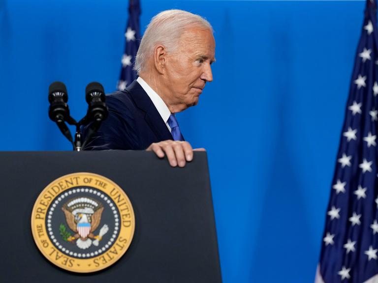 US-Präsident Joe Biden wendet sich nach der Abschluss-Pressekonferenz des NATO-Ukraine-Rats in Washington vom Renderpult ab. 