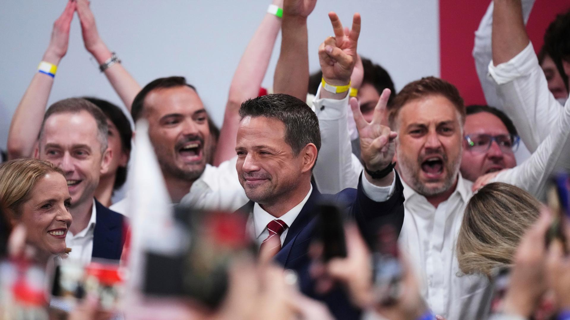 pro-europäische Politiker Trzaskowski feiert mit Anhängern nach der Präsidentenwahl in Polen