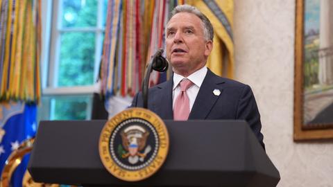 Der Sondergesandte der USA für den Nahen Osten, Steve Witkoff, steht im Oval Office im Weißen Haus hinter einem Rednerpult.
